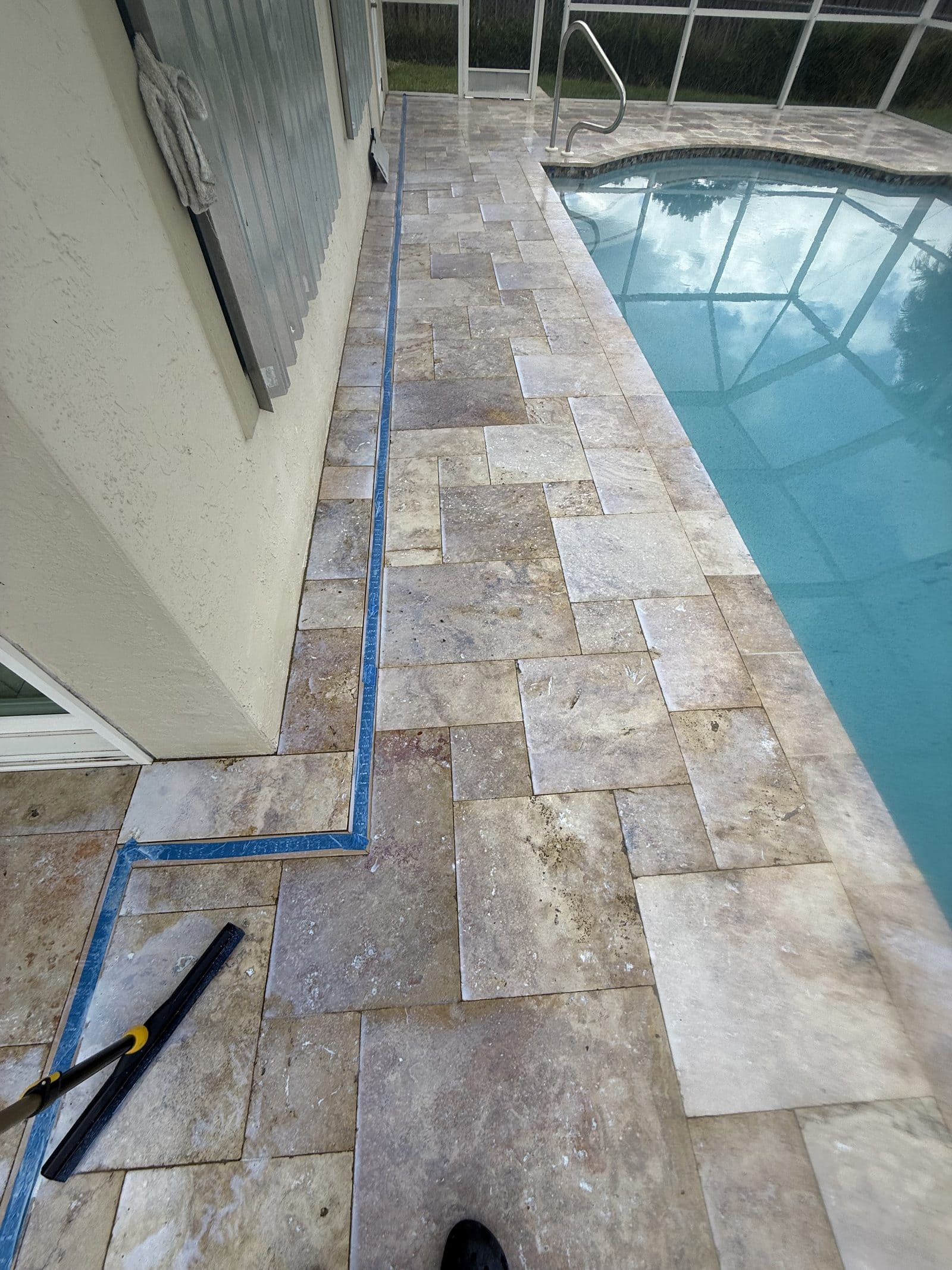 Joint sand staged pool-side
